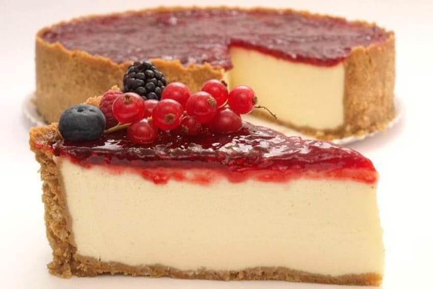 Cheesecake with red berries - Image 1