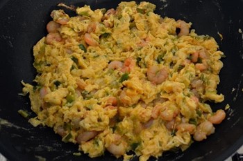 Scrambled eggs with garlic, prawns and roe - Image 1